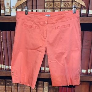 Cache woman’s shorts